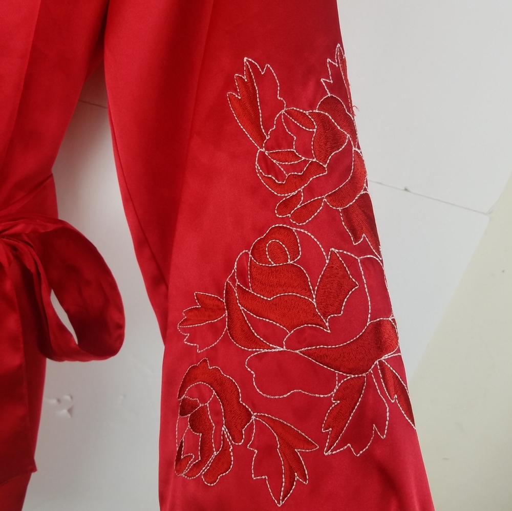 MORGAN TAYLOR Bath Robe Red Embroidered Size MEdium - Picture 5 of 9